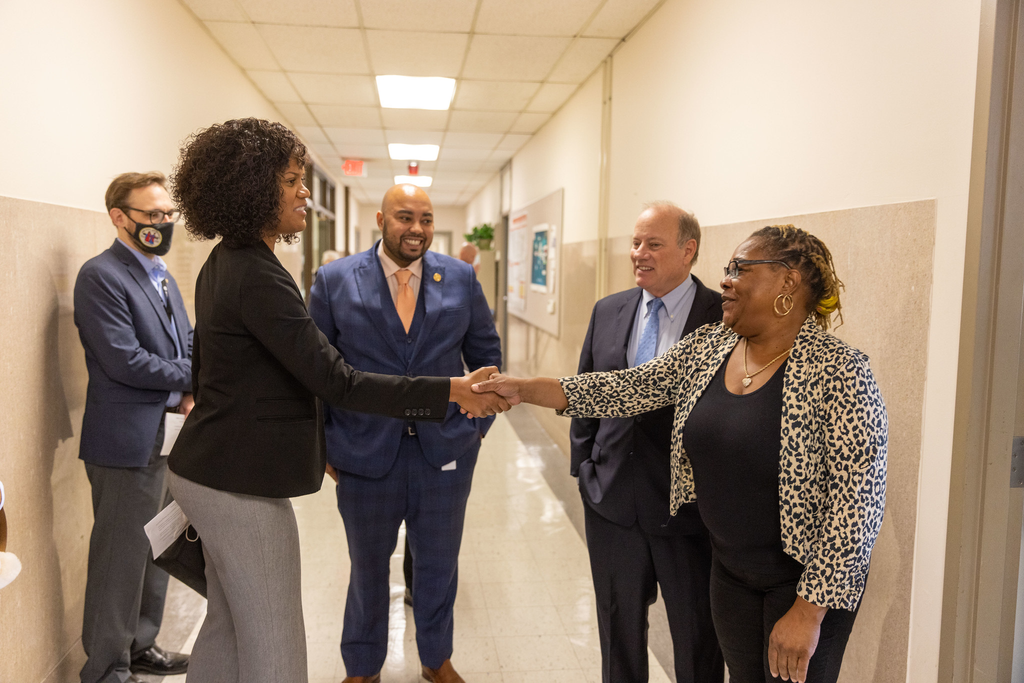 Make it Home participant Barbara Sledge (right) celebrates with Mayor Mike Duggan and Detroit City Council
Members Latisha Johnson and Fred Durhall III after an event announcing the 2022 Make it Home cohort.
Photo: City of Detroit, Flickr.