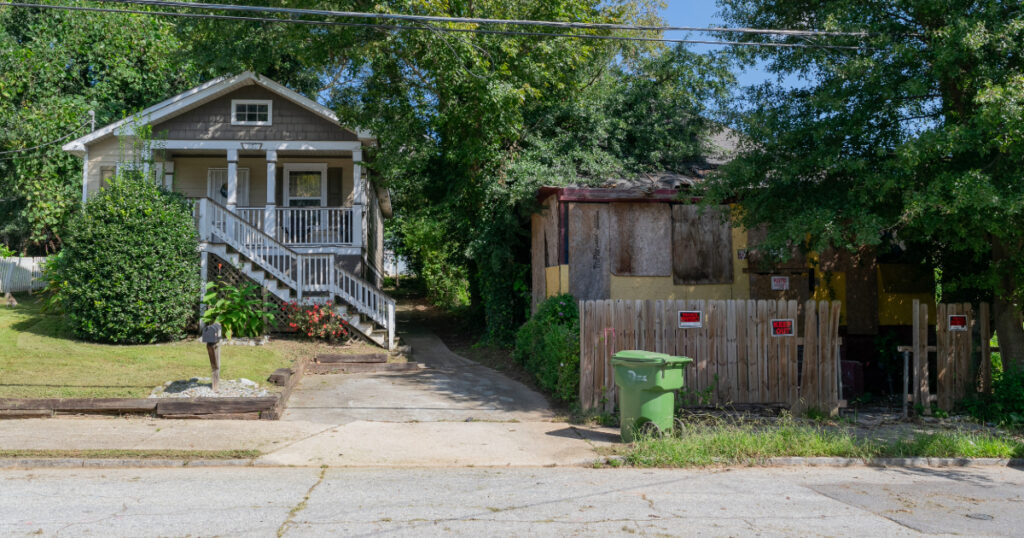 A well-maintained home next door to a vacant, badly deteriorated property. (Photo: Community Progress)